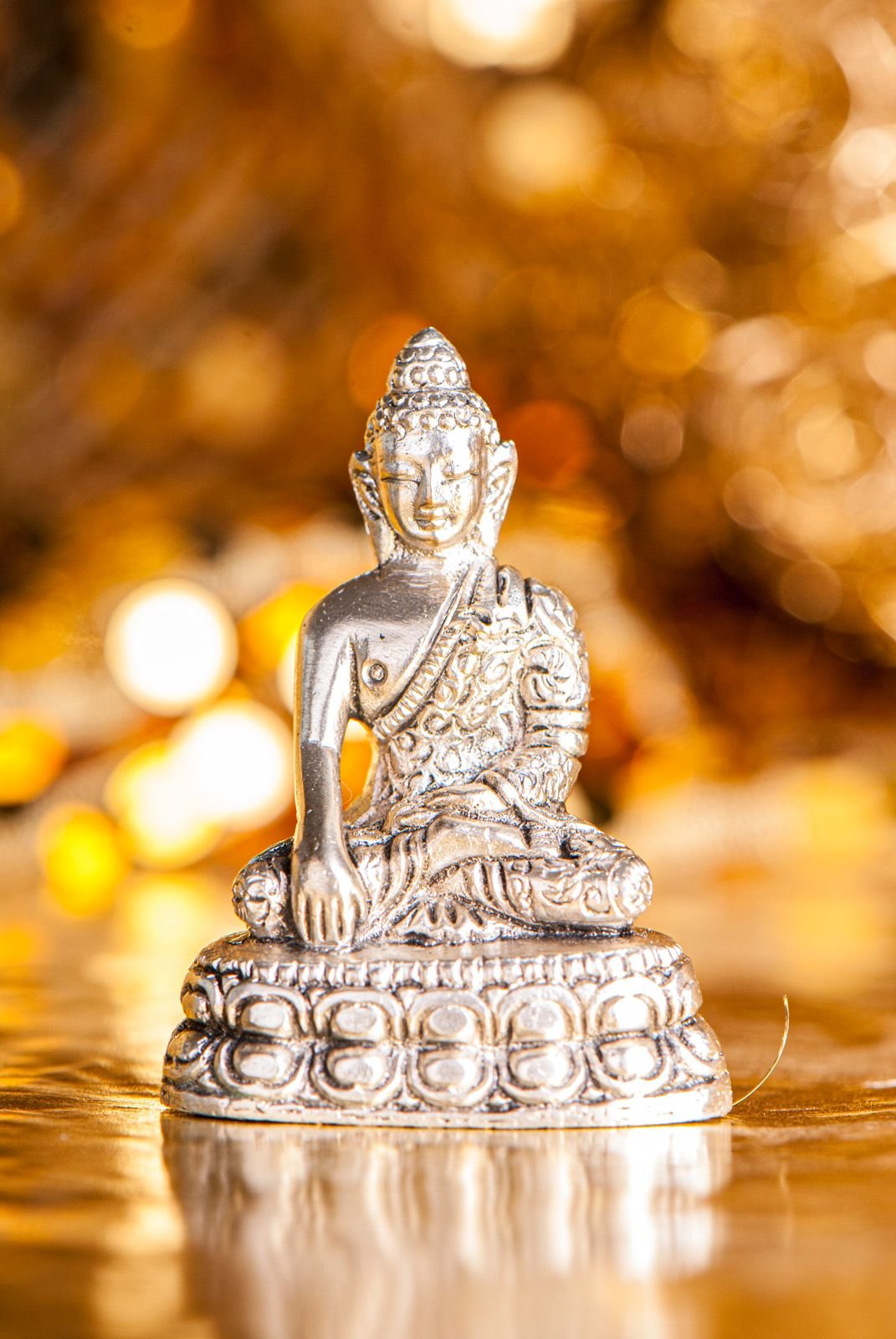 Shakyamuni Buddha, versilbert - Das Raeucherwerk